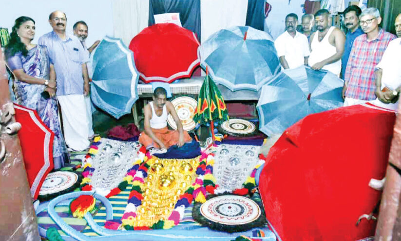 കൂ​ട​ല്‍മാ​ണി​ക്യം ക്ഷേ​ത്ര​ത്തി​ൽ ആ​ന​ച്ച​മ​യ​ങ്ങ​ളൊ​രു​ങ്ങി