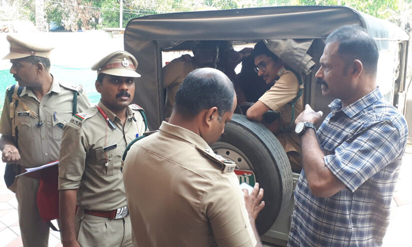 കസ്തൂരി മാനിന്‍റെ കസ്തൂരി വിൽപനക്കിടെ നാലുപേർ അങ്കമാലിയിൽ പിടിയിൽ