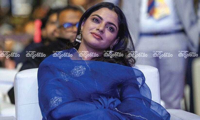 ‘ചേച്ചിയും അച്ഛനും അമ്മയുമുള്ള വീട്ടിലേക്ക് ഓടിയെത്തണമെന്ന ചിന്ത എപ്പോഴുമുണ്ട്’ -നിഖില വിമൽ മനസ്സുതുറക്കുന്നു