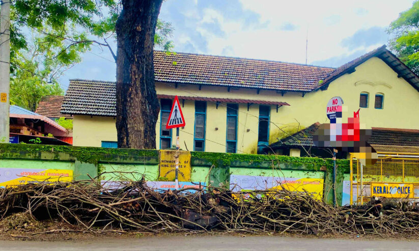 നഗരമധ്യത്തിൽ കൂട്ടിയിട്ട മരച്ചില്ലകൾ യാത്രക്കാർക്ക് ദുരിതമാകുന്നു നഗരമധ്യത്തിൽ കൂട്ടിയിട്ട മരച്ചില്ലകൾ യാത്രക്കാർക്ക് ദുരിതമാകുന്നു