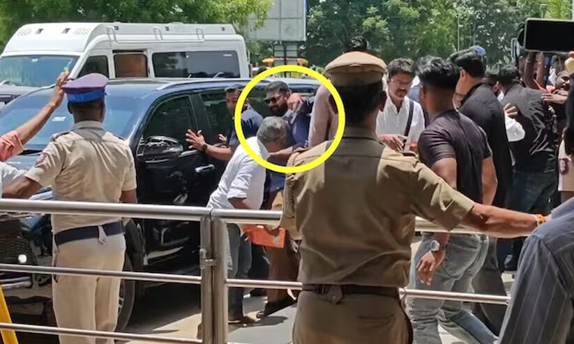 ഷാളണിയിക്കാനെത്തിയ ആരാധകന് നേരെ തോക്കുചൂണ്ടി നടൻ വിജയിയുടെ ബൗൺസർ; മധുര വിമാനത്താവളത്തിൽ നാടകീയ രംഗങ്ങൾ