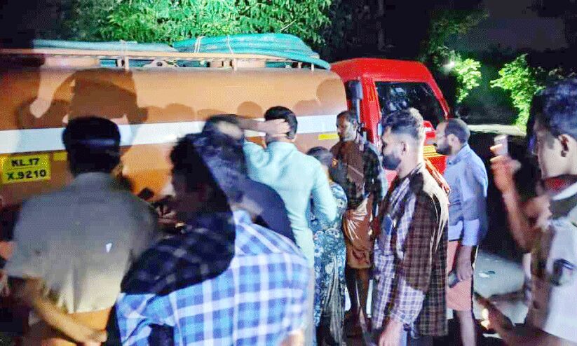 കക്കൂസ് മാലിന്യം വയലിൽ തള്ളാൻ ശ്രമം; നാട്ടുകാർ പിടികൂടി കക്കൂസ് മാലിന്യം വയലിൽ തള്ളാൻ ശ്രമം; നാട്ടുകാർ പിടികൂടി