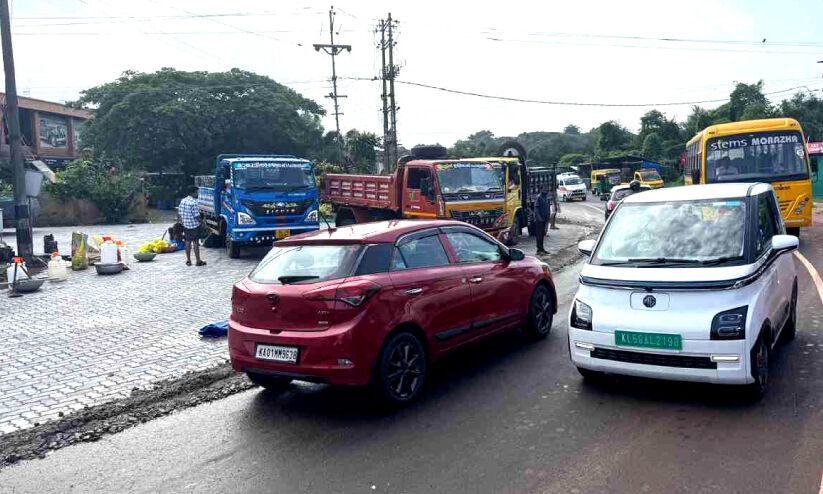 മുന്നറിയിപ്പില്ലാത്ത ഇന്റർലോക്ക് പാകൽ; കുരുക്കിലായി ജനം മുന്നറിയിപ്പില്ലാത്ത ഇന്റർലോക്ക് പാകൽ; കുരുക്കിലായി ജനം