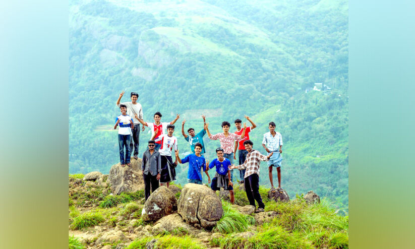 മഴ നനഞ്ഞ് കോടമഞ്ഞ് കണ്ട് മല കയറണോ?