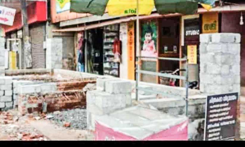 പൂച്ചാക്കൽ ബസ് കാത്തിരിപ്പ് കേന്ദ്രം; പുനർനിർമാണം നിർത്തിവെക്കാൻ നിർദേശം