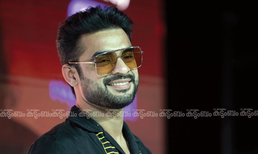 പൃഥ്വിരാജ് സംവിധാനം ചെയ്യുന്നതുപോലെ നമ്മൾക്ക് ഒരുകാലത്തും ചെയ്യാൻ പറ്റില്ല എന്ന് തോന്നും... ‘എമ്പുരാനി’ൽ ഞാനുണ്ട്. പക്ഷേ... വിശേഷങ്ങളുമായി ടൊവിനോ തോമസ് പൃഥ്വിരാജ് സംവിധാനം ചെയ്യുന്നതുപോലെ നമ്മൾക്ക് ഒരുകാലത്തും ചെയ്യാൻ പറ്റില്ല എന്ന് തോന്നും... ‘എമ്പുരാനി’ൽ ഞാനുണ്ട്. പക്ഷേ... വിശേഷങ്ങളുമായി ടൊവിനോ തോമസ്