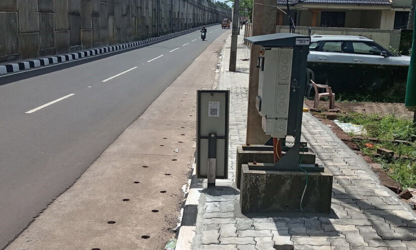 നടപ്പാതക്ക് നടുവിൽ വൈദ്യുതിത്തൂണുകൾ; പരാതിയുമായി ജനം നടപ്പാതക്ക് നടുവിൽ വൈദ്യുതിത്തൂണുകൾ; പരാതിയുമായി ജനം