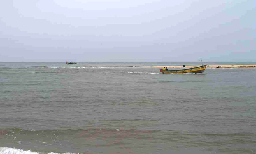 മത്സ്യത്തൊഴിലാളികൾക്ക് അപകട ഭീഷണിയായി മണൽത്തിട്ടകൾ