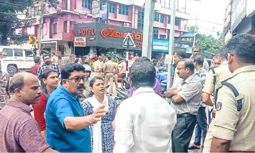 വഴിയോര കടകൾ ഒഴിപ്പിച്ചതിനെ ചൊല്ലി സംഘർഷം വഴിയോര കടകൾ ഒഴിപ്പിച്ചതിനെ ചൊല്ലി സംഘർഷം