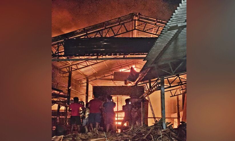 പ്ലൈവുഡ് കമ്പനിയിൽ വൻ തീപിടിത്തം; 10 ലക്ഷം രൂപയുടെ നഷ്ടം പ്ലൈവുഡ് കമ്പനിയിൽ വൻ തീപിടിത്തം; 10 ലക്ഷം രൂപയുടെ നഷ്ടം