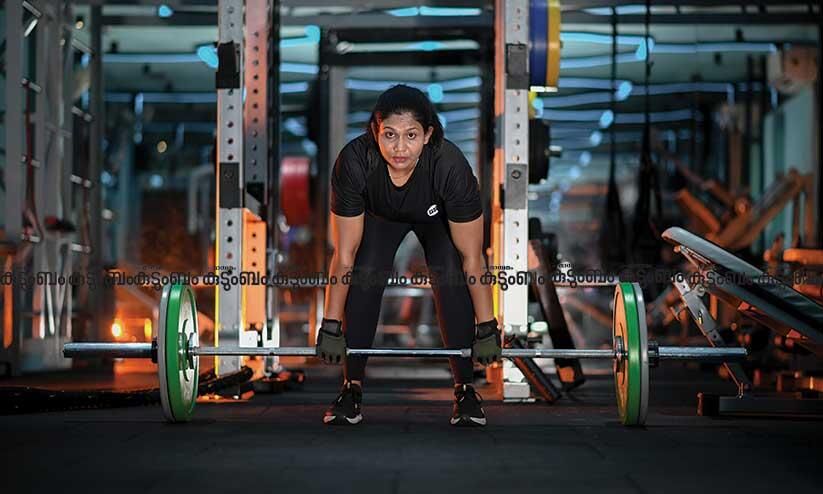 ‘അന്ന് കുഞ്ഞിന് പാൽ കൊടുത്ത് ഉറക്കി അതിരാവിലെ ജിമ്മിലേക്ക്, വർക്കൗട്ടിനൊപ്പം ഡയറ്റും. ഇന്ന് ഫിറ്റ്നസ് ട്രെയിനറും സംരംഭകയും’   ഇത് സ്നേഹയെന്ന വീട്ടമ്മയുടെ വിജയ കഥ...