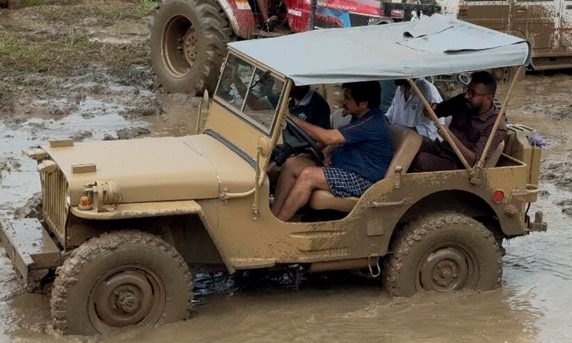 പാടത്തെ ചെളിയിൽ ജീപ്പ് ചീറിപായിച്ച് എം.എല്.എ; ആവേശമായി വണ്ടിപൂട്ട് മത്സരം പാടത്തെ ചെളിയിൽ ജീപ്പ് ചീറിപായിച്ച് എം.എല്.എ; ആവേശമായി വണ്ടിപൂട്ട് മത്സരം