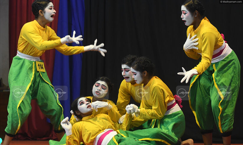 സ്കൂൾ കലോത്സവം: കോഴിക്കോട് കിരീടത്തിലേക്ക് സ്കൂൾ കലോത്സവം: കോഴിക്കോട് കിരീടത്തിലേക്ക്