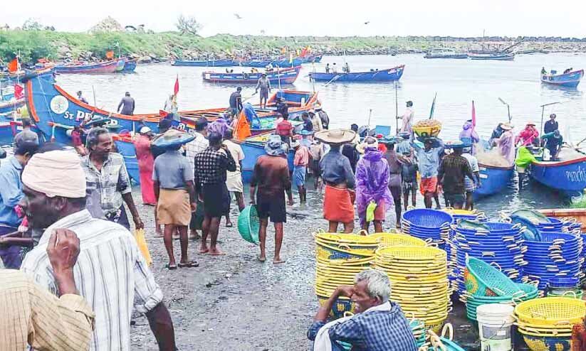 ക​ട​ൽ​ക്ഷോ​ഭ​വും കാ​റ്റും; പ​ര​മ്പ​രാ​ഗ​ത മ​ത്സ്യ​ത്തൊ​ഴി​ലാ​ളി​ക​ള്‍ക്ക് ക​ട​ലി​ൽ പോ​കാ​നാ​യി​ല്ല