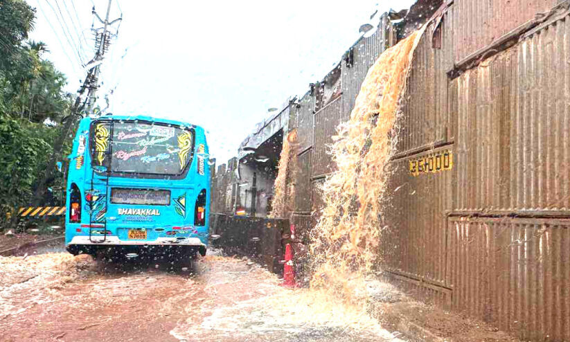ദേശീയപാത പാർശ്വഭിത്തികളിൽ വിള്ളലും തള്ളലും: ജനം ആശങ്കയിൽ ദേശീയപാത പാർശ്വഭിത്തികളിൽ വിള്ളലും തള്ളലും: ജനം ആശങ്കയിൽ