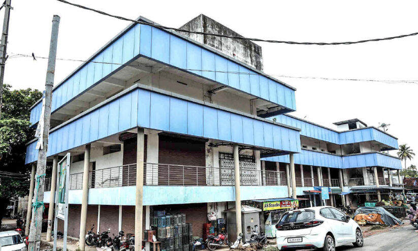 ആൽ കിളിർക്കുന്ന’ ഷോപ്പിങ്​ കോംപ്ലക്സ്; കെടുകാര്യസ്ഥതയുടെ നിത്യസ്മാരകം