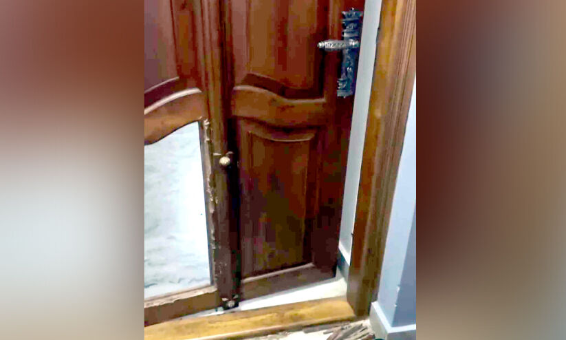 കോട്ടക്കലിൽ വീണ്ടും വാതിൽ തകർത്ത് മോഷണം കോട്ടക്കലിൽ വീണ്ടും വാതിൽ തകർത്ത് മോഷണം