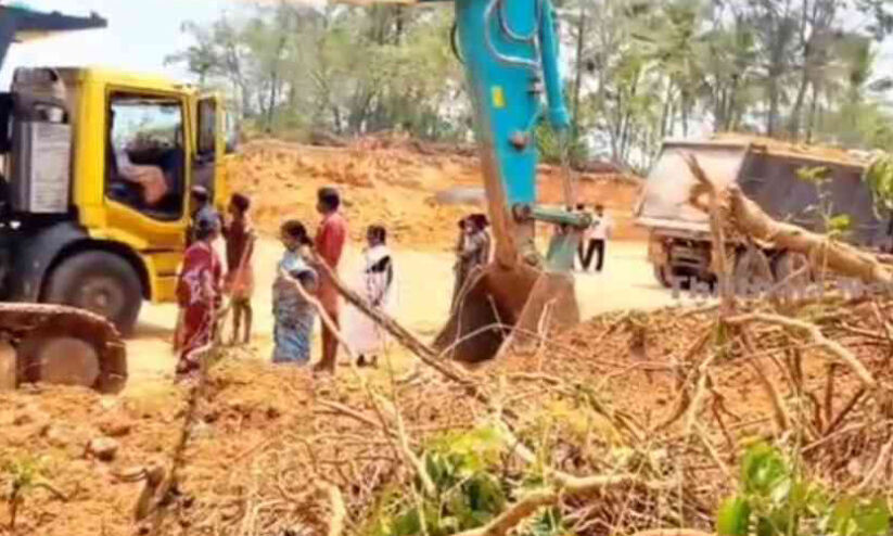 മ​ണ്ണെ​ടു​പ്പ്: പി​ലാ​ക്കാ​ട്ടി​രി ക​ള്ളി​ക്കു​ന്ന് ഭീ​ഷ​ണി​യി​ല്‍