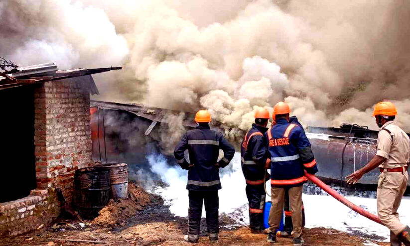 പേ​രാ​മ്പ്ര​യി​ൽ യാ​ര്‍ഡിൽ​ ‍തീപി​ടി​ത്തം; ദേ​ശീ​യ​പാ​ത നി​ർ​മാ​ണ സാ​മ​ഗ്രി​ക​ൾ സൂ​ക്ഷി​ച്ച യാ​ര്‍ഡി​ലാ​ണ് തീ​