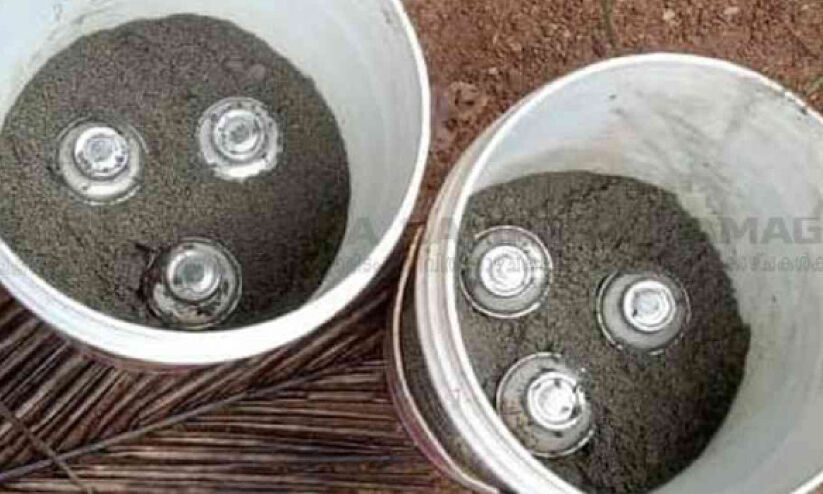 മാങ്ങാട്ടിടത്ത് ആറ് സ്റ്റീൽ ബോംബുകൾ കണ്ടെത്തി മാങ്ങാട്ടിടത്ത് ആറ് സ്റ്റീൽ ബോംബുകൾ കണ്ടെത്തി