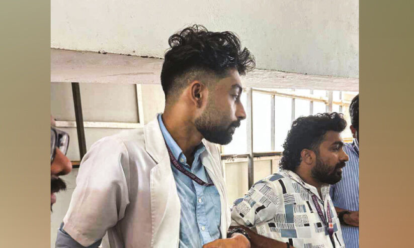 ‘വിവാഹം ആണ് സാറേ..’, രണ്ട് മാസമായി ശമ്പളമില്ല; നിസ്സാഹായവസ്ഥ ആരോഗ്യ മന്ത്രിയോട് തുറന്നുപറഞ്ഞ് ഗോപു ‘വിവാഹം ആണ് സാറേ..’, രണ്ട് മാസമായി ശമ്പളമില്ല; നിസ്സാഹായവസ്ഥ ആരോഗ്യ മന്ത്രിയോട് തുറന്നുപറഞ്ഞ് ഗോപു