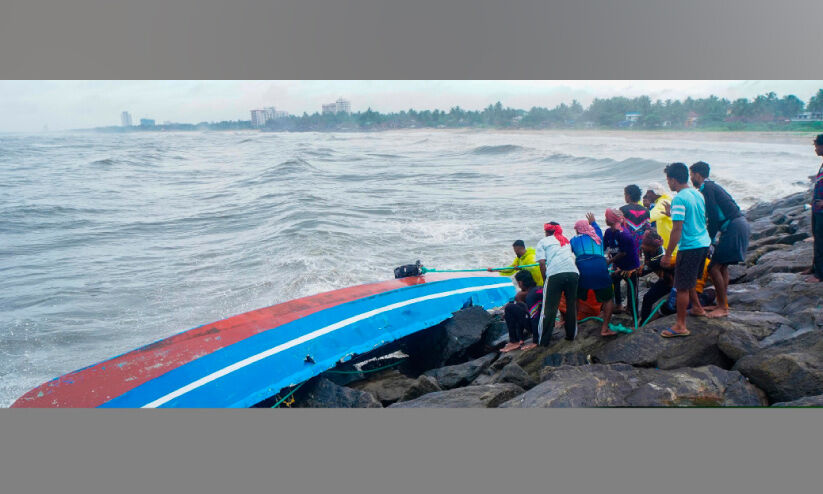 ക​ട​ൽ പ്ര​ക്ഷു​ബ്ധം: ആ​റ് വ​ഞ്ചി​ക​ളും തൊ​ഴി​ലാ​ളി​ക​ളെ​യും ര​ക്ഷ​പ്പെ​ടു​ത്തി