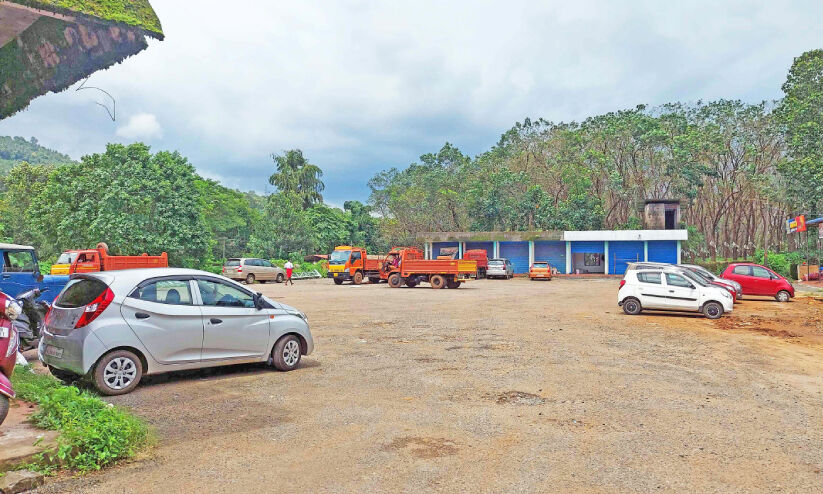 ഇവിടെയുണ്ട്, ബസുകൾ കയറാത്ത സ്റ്റാൻഡുകൾ...