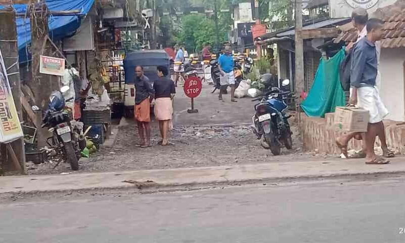 മുഴപ്പിലങ്ങാട് ബീച്ചിലേക്ക് ദുരിതയാത്ര മുഴപ്പിലങ്ങാട് ബീച്ചിലേക്ക് ദുരിതയാത്ര