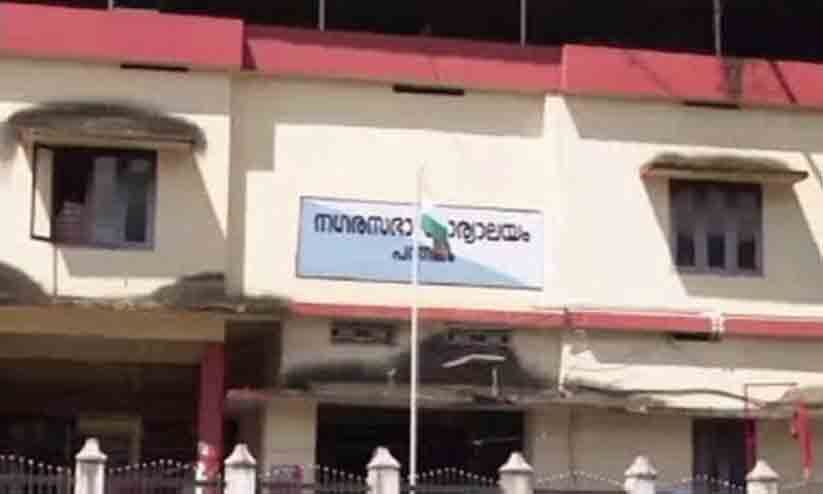 പന്തളം നഗരസഭയിൽ സസ്പെൻഡ് ചെയ്ത ബി.ജെ.പി കൗൺസിലിന്റെ പിന്തുണയോടെ എൽ.ഡി.എഫ് അവിശ്വാസ പ്രമേയത്തിന് നോട്ടീസ്