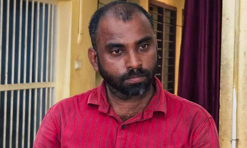 സ്കൂൾ മതിൽചാടി വസ്ത്രം ഊരി നഗ്നത പ്രദർശിപ്പിച്ചു, ദൃശ്യം അധ്യാപകർ ഫോണിൽ പകർത്തി; പ്രതി പിടിയിൽ സ്കൂൾ മതിൽചാടി വസ്ത്രം ഊരി നഗ്നത പ്രദർശിപ്പിച്ചു, ദൃശ്യം അധ്യാപകർ ഫോണിൽ പകർത്തി; പ്രതി പിടിയിൽ