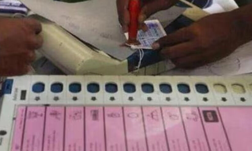 2.32 ലക്ഷം വോട്ടർമാർ നാളെ വിധിയെഴുതും 2.32 ലക്ഷം വോട്ടർമാർ നാളെ വിധിയെഴുതും