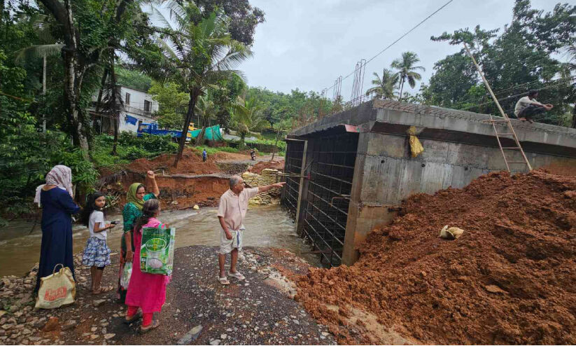 താൽക്കാലിക റോഡുകൾ ഒലിച്ചുപ്പോയി; ശ്രീകണ്ഠപുരം-നടുവിൽ റോഡിൽ ഗതാഗതം എന്നു സാധ്യമാകും താൽക്കാലിക റോഡുകൾ ഒലിച്ചുപ്പോയി; ശ്രീകണ്ഠപുരം-നടുവിൽ റോഡിൽ ഗതാഗതം എന്നു സാധ്യമാകും