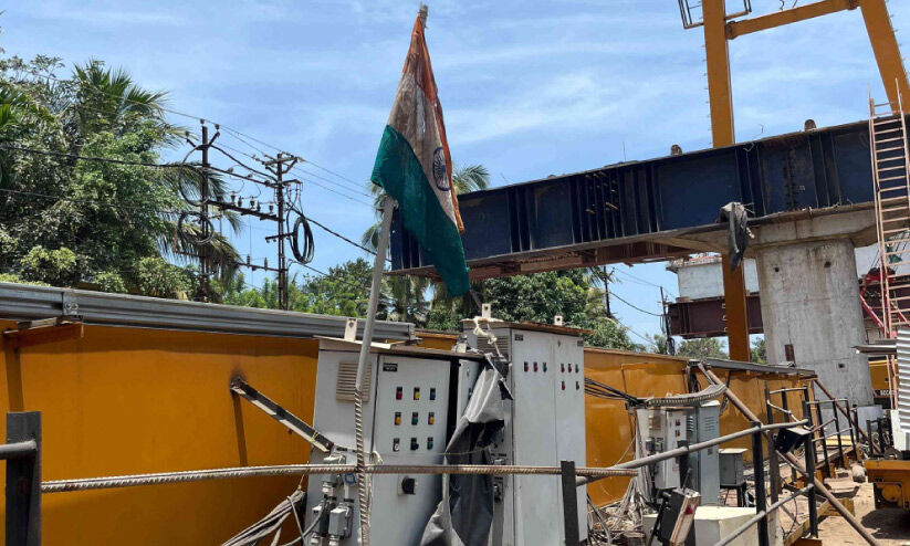 ഉയരപ്പാത നിര്മാണ സ്ഥലത്ത് അഴുക്കുപുരണ്ട ദേശീയപതാക: പൊലീസ് അന്വേഷണം തുടങ്ങി ഉയരപ്പാത നിര്മാണ സ്ഥലത്ത് അഴുക്കുപുരണ്ട ദേശീയപതാക: പൊലീസ് അന്വേഷണം തുടങ്ങി