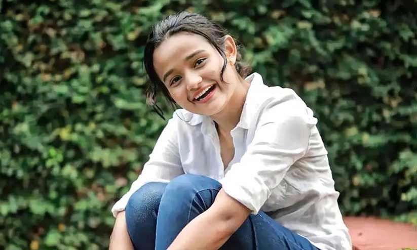 മീനാക്ഷി ഹാപ്പിയാണ് മീനാക്ഷി ഹാപ്പിയാണ്