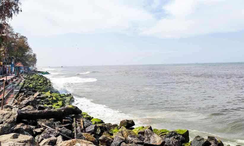 കരകവർന്നും തീരംവെച്ചും കടൽ ‘വിസ്മയം; ദി​നം​പ്ര​തി എത്തുന്നത് നൂറുകണക്കിന് സന്ദർശകർ