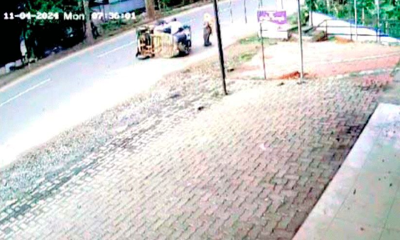 മന്ദണ്ടിക്കുന്നിലെ അപകടം; രക്ഷാപ്രവർത്തനത്തിന് ആദ്യം ഓടിയെത്തിയത് സൈനബ മന്ദണ്ടിക്കുന്നിലെ അപകടം; രക്ഷാപ്രവർത്തനത്തിന് ആദ്യം ഓടിയെത്തിയത് സൈനബ