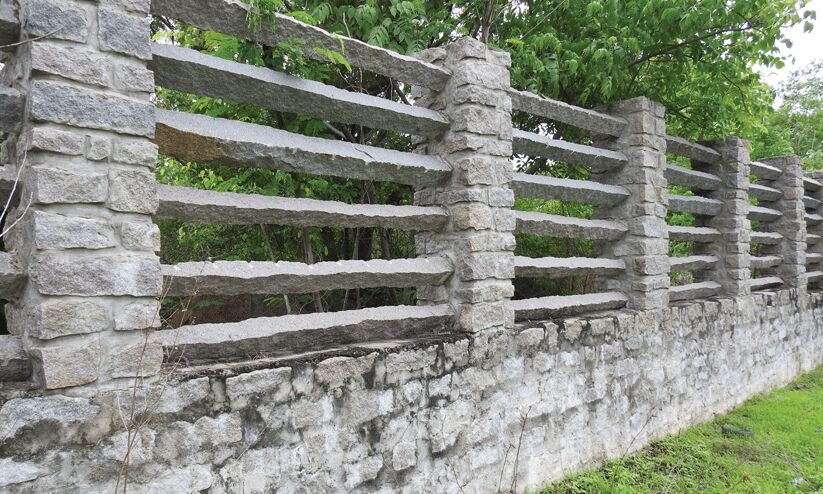 പാമ്പും കള്ളനും കയറാത്തതായിരിക്കണം വീടിന്റെ ചുറ്റുമതിൽ. ചെലവു കുറച്ച് മതിൽ പണിയാനുള്ള വഴികളിതാ... പാമ്പും കള്ളനും കയറാത്തതായിരിക്കണം വീടിന്റെ ചുറ്റുമതിൽ. ചെലവു കുറച്ച് മതിൽ പണിയാനുള്ള വഴികളിതാ...