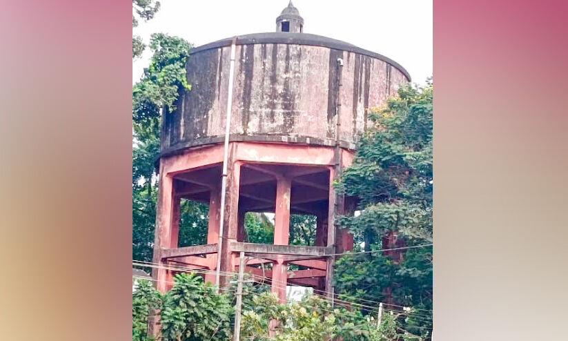 വെള്ളമുണ്ടെന്ന് പറഞ്ഞിട്ടെന്ത് കാര്യം, കുടിക്കാൻ വെള്ളമില്ല; വിതരണ ശൃംഖലയിലെ തകരാർമൂലം കുടിവെള്ളത്തിനായി പരക്കംപാഞ്ഞ് നഗരവാസികൾ വെള്ളമുണ്ടെന്ന് പറഞ്ഞിട്ടെന്ത് കാര്യം, കുടിക്കാൻ വെള്ളമില്ല; വിതരണ ശൃംഖലയിലെ തകരാർമൂലം കുടിവെള്ളത്തിനായി പരക്കംപാഞ്ഞ് നഗരവാസികൾ