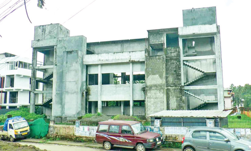 പണമില്ലാതെ മുടങ്ങിയ ഏഴു കോടിയുടെ ടൗൺ ഹാളിന് വീണ്ടും 7.75 കോടിയുടെ ടെൻഡർ പണമില്ലാതെ മുടങ്ങിയ ഏഴു കോടിയുടെ ടൗൺ ഹാളിന് വീണ്ടും 7.75 കോടിയുടെ ടെൻഡർ