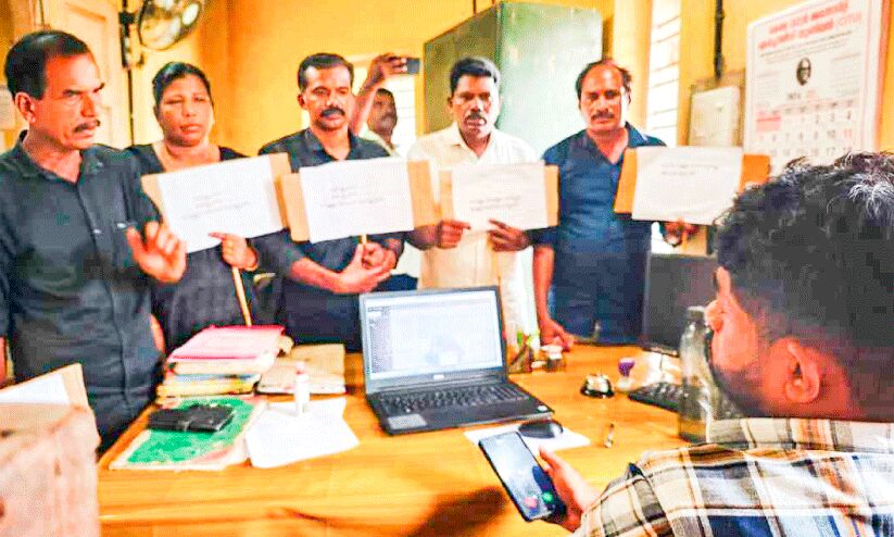 കുട്ടനാട്ടിലെ കുടിവെള്ളക്ഷാമം; ജനപ്രതിനിധികൾ വാട്ടർ അതോറിറ്റി അസി. എൻജിനീയറെ ഉപരോധിച്ചു കുട്ടനാട്ടിലെ കുടിവെള്ളക്ഷാമം; ജനപ്രതിനിധികൾ വാട്ടർ അതോറിറ്റി അസി. എൻജിനീയറെ ഉപരോധിച്ചു