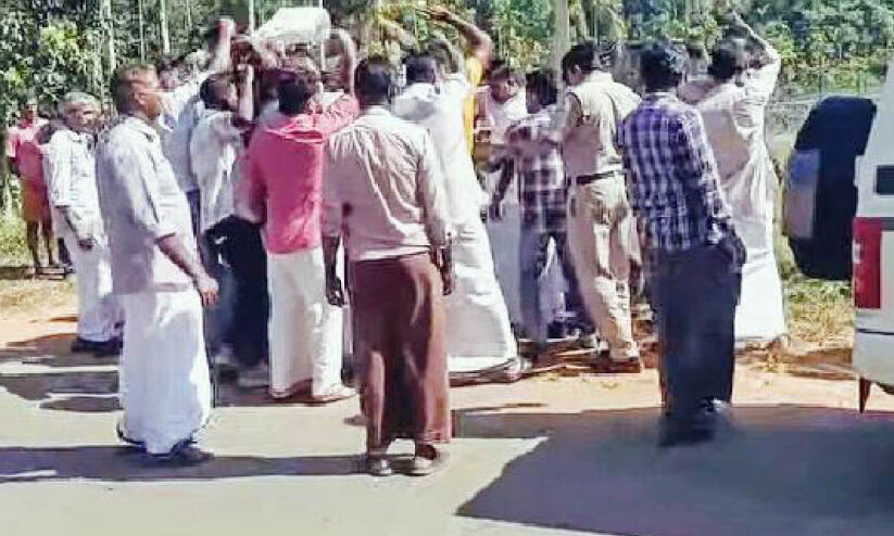 ഐ.സി. ബാലകൃഷ്ണൻ എം.എൽ.എക്ക് കരിങ്കൊടി; ഗൺമാന് മർദനം ഐ.സി. ബാലകൃഷ്ണൻ എം.എൽ.എക്ക് കരിങ്കൊടി; ഗൺമാന് മർദനം