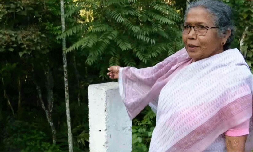 റോഡ് ഉയർത്തി; വീട്ടിലേക്ക് കയറാൻ വഴിയില്ലാതെ വയോധിക