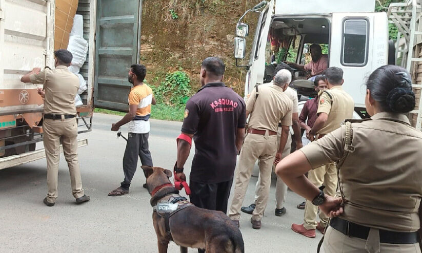 ലഹരിക്കടത്ത് തടയാൻ കൂട്ടുപുഴ അതിർത്തിയിൽ കർശന പരിശോധന ലഹരിക്കടത്ത് തടയാൻ കൂട്ടുപുഴ അതിർത്തിയിൽ കർശന പരിശോധന