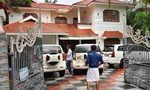 വീടിന്‍റെ വാതില്‍ പൊളിച്ച് കടന്ന് 22 പവൻ ആഭരണങ്ങൾ കവർന്നു