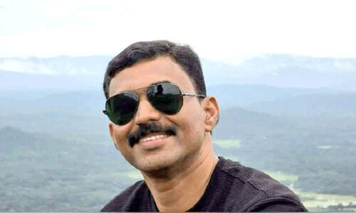 ട്രെ​യി​നി​നു മു​ന്നി​ൽ അ​ക​പ്പെ​ട്ട നാ​ല് ജീ​വ​നു​ക​ൾ​ക്ക് ര​ക്ഷ​ക​നാ​യി വി​ജി​ല​ൻ​സ് എ​സ്.​ഐ