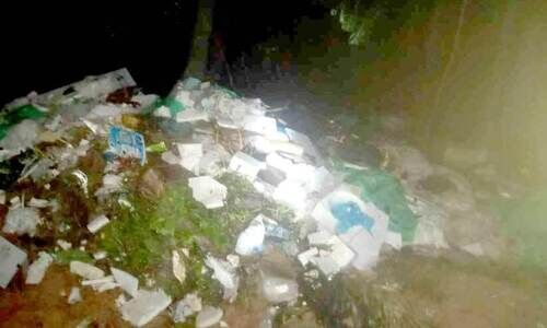 രാത്രിയുടെ മറവില്‍ മാലിന്യനിക്ഷേപം; ഡ്രൈവറും വാഹനവും പിടിയിൽ