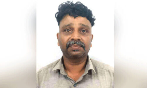 30 ല​ക്ഷം രൂ​പ​യു​മാ​യി കൊ​ടു​വ​ള്ളി സ്വ​ദേ​ശി പി​ടി​യി​ൽ