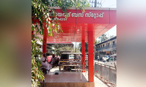 ബസുകൾ നിർത്തുന്നത് പഴയ സ്റ്റോപ്പിൽ തന്നെ; ബസ് കാത്തിരിപ്പ് കേന്ദ്രം വിശ്രമ കേന്ദ്രമായി ബസുകൾ നിർത്തുന്നത് പഴയ സ്റ്റോപ്പിൽ തന്നെ; ബസ് കാത്തിരിപ്പ് കേന്ദ്രം വിശ്രമ കേന്ദ്രമായി