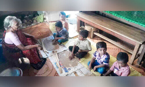 അ​ഞ്ച് ത​ല​മു​റ​ക​ളെ മണ്ണിൽ ഹരിശ്രീ കുറിപ്പിച്ച്​ തങ്കമണി ആശാട്ടി