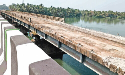 ദേശീയപാത നിർമാണം; പുതുപൊന്നാനി പാലത്തിൽ ഗതാഗതം പ്രയാസമാകും ദേശീയപാത നിർമാണം; പുതുപൊന്നാനി പാലത്തിൽ ഗതാഗതം പ്രയാസമാകും